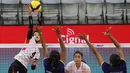 Pemain Timnas voli putri Indonesia, Bela Sabrina (kiri) melepaskan spike yang berusaha diblok dua pemain India, Shaalini Saravanan (tengah) dan Soorya pada laga klasifikasi peringkat 5-8 AVC Challenge Cup 2024 di Rizal Memorial Coliseum, Manila, Filipina, Selasa (28/5/2024). Indonesia kalah 1-3 (16-25, 32-30, 20-25 dan 24-26). (Asian Volleyball Confederation)