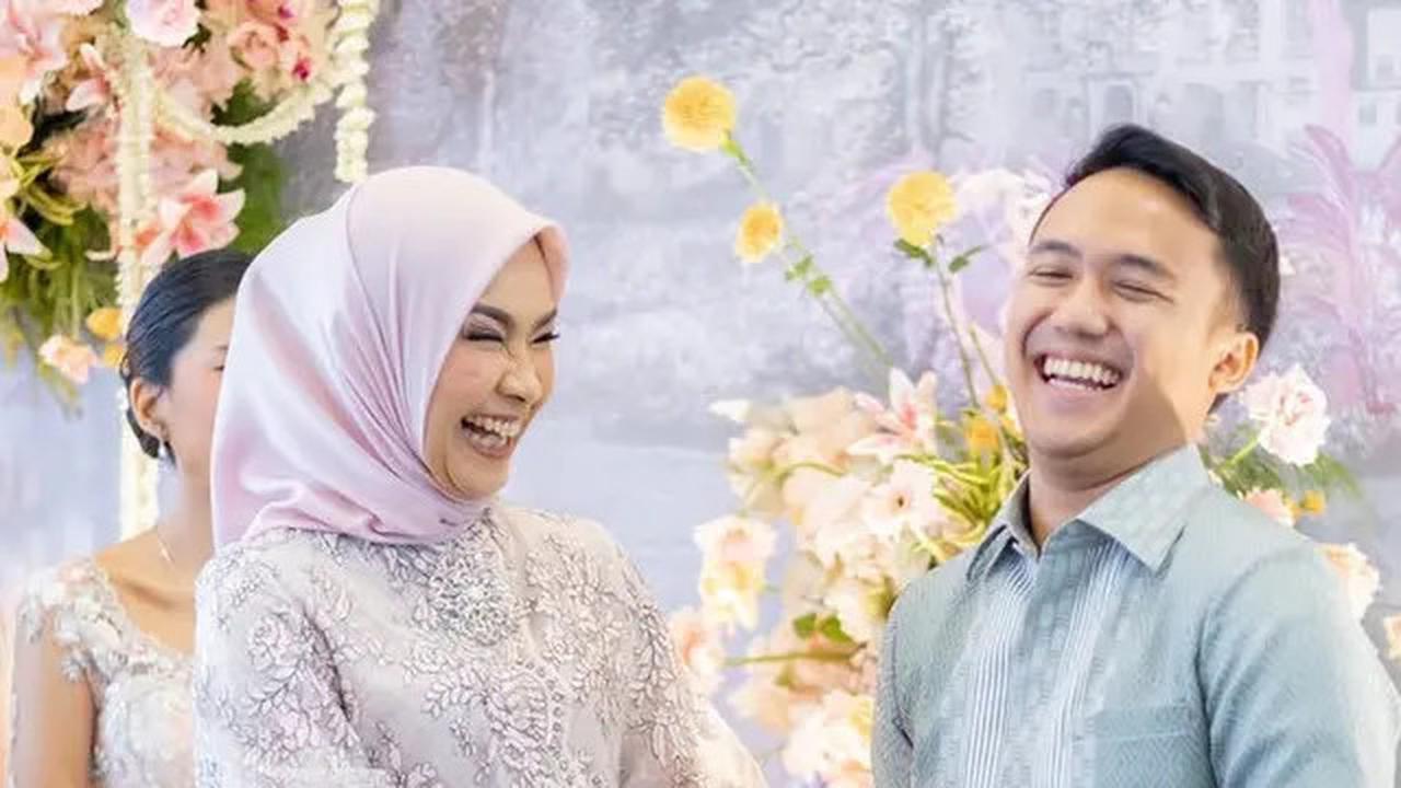 6 Potret Awet Muda Alya Rohali Kenakan Kebaya Ungu saat Acara Tunangan Putri Sulungnya