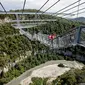 Sochi Skypark Skybridge dengan ketinggian 198 meter dari dasar jurang akan menguji nyali Anda.