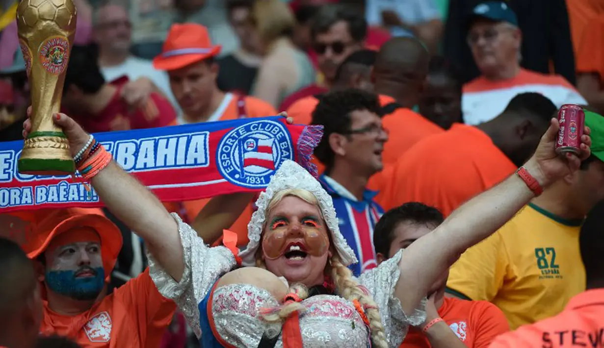Aksi salah satu suporter Belanda saat menyaksikan laga perdana Grup B Piala Dunia 2014 di Fonte Nova Arena, Salvador, Brasil, (14/6/2014). (AFP PHOTO/Damien Meyer)