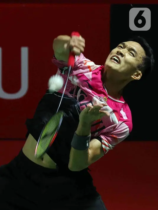 Pebulu tangkis tunggal putra Indonesia Jonatan Christie saat bertanding melawan sesama pebulu tangkis tunggal putra Indonesia Shesar Hiren Rhustaviti pada babak 16 besar turnamen Daihatsu Indonesia Masters 2023 di Istora Senayan, Jakarta, Kamis (26/1/2023). Jonatan Christie menang atas Shesar Hiren Rhustavito dengan skor 21-16 dan 21-15. (Liputan6.com/Herman Zakharia)