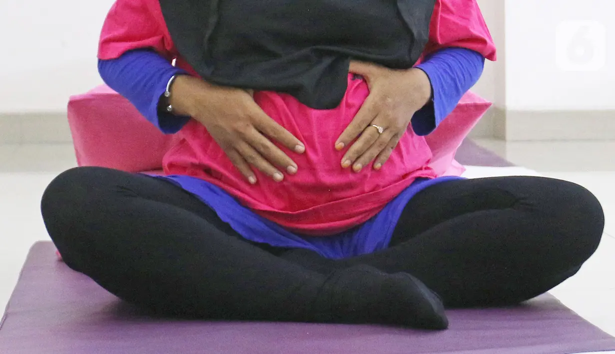 Seorang peserta kelas senam hamil mengikuti gerakan yang diberikan oleh instruktur di Rumah Sakit Ibu dan Anak Tambak, Jakarta, Sabtu (10/04/2021). Senam untuk ibu hamil mulai dilaksanakan secara offline setelah para petugas medis menerima vaksinasi Covid-19. (Liputan6.com/Herman Zakharia)