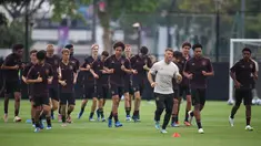 Pemain timnas Jerman U-17 melakukan pemanasan saat sesi latihan di Lapangan A Gelora Bung Karno, Jakarta, Kamis (23/11/2023). (Doc. LOC WCU17/BRY)