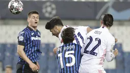 Penyerang Real Madrid, Marco Asensio mencoba melakukan sundulan ke gawang di depan gelandang Atalanta, Marten de Roon pada leg pertama babak 16 besar Liga Champions di Stadion Gewiss, Kamis (25/2/2021) dini hari WIB. Real Madrid harus susah payah kalahkan Atalanta 1-0. (AP Photo/Luca Bruno)