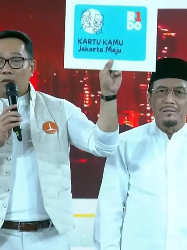 Paslon Pilkada Jakarta 2024 nomor urut 1 Ridwan Kamil-Suswono menunjukkan Kartu Jakarta Maju dalam penutupan debat perdana Pilkada Jakarta 2024.