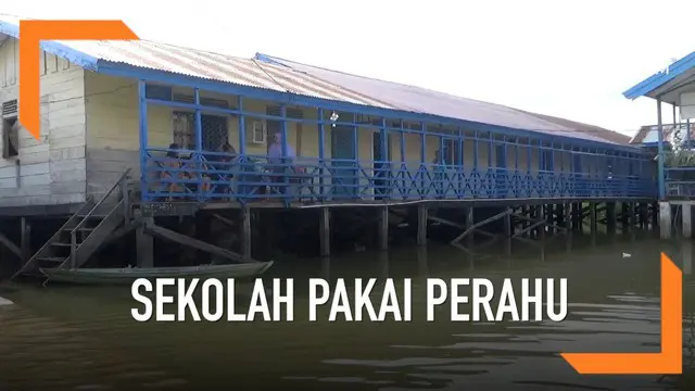 Akibat banjir, siswa SD di Jambi berangkat ke sekolah pakai perahu.