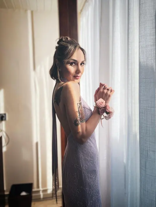 Menghadiri pernikahan Adinia di Bali, Sara tampil berbalut gaun backless yang seksi, tampilannya begitu memikat dan menawan.  [@sarawijayanto]