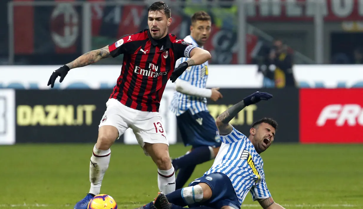 Striker SPAL, Andrea Petagna, berusaha menekel bek AC Milan, Alessio Romagnoli, pada laga Serie A di Stadion San Siro, Milan, Sabtu (29/12). Milan menang 2-1 atas SPAL. (AP/Antonio Calanni)