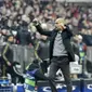 Pelatih Bayern Munchen, Pep Guardiola, merayakan kemenangan timnya atas Juventus pada laga leg kedua 16 besar Liga Champions di Stadion Allianz Arena, Kamis (17/3/2016) dini hari WIB. (AFP/Tobias Schwarz)