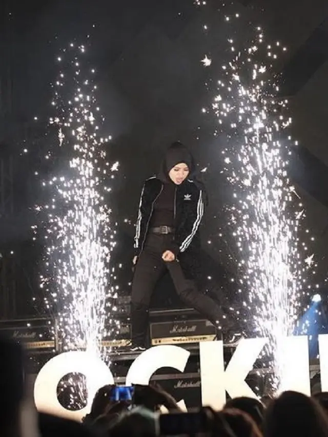 [Bintang] Mantap Berhijab, Ini 3 Gaya Rocking Chic Tantri Kotak yang Super Cool