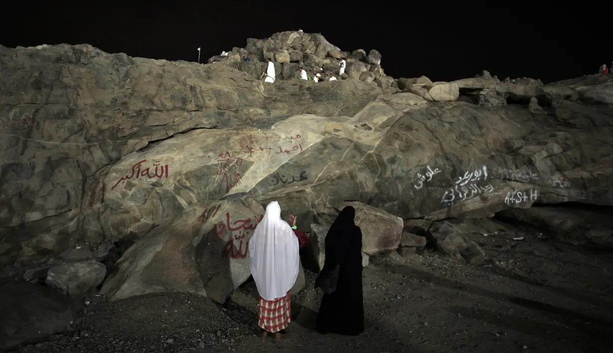 Jemaah calon haji berada di Bukit Jabal Rahmah, saat mereka tiba di Arafah untuk menjalani wukuf di luar kota suci Mekah, Arab Saudi (30/8). Bukit Jabal Rahma dikenal sebagai bukit kasih sayang. (AP Photo / Khalil Hamra)