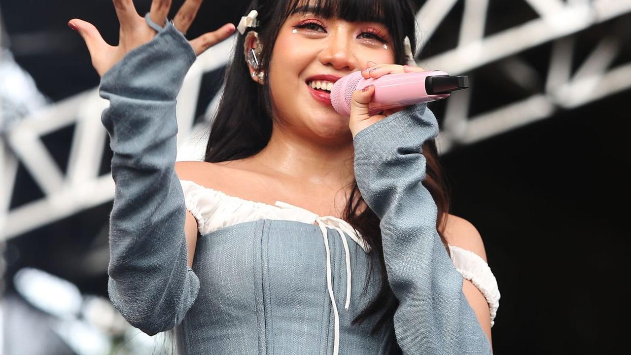 Penyanyi Ghea Indrawari tampil memukau dan menghibur ratusan penggemarnya yang memadati area Social Chic 2024 di kawasan Stadion Madya, Kompleks Gelora Bung Karno (GBK), Jakarta, Sabtu (3/8/2024). Pada hari kedua, Social Chic 2024 menghadirkan sederet mus