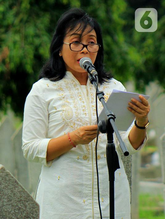 Menteri PPPA, I Gusti Ayu Bintang Darmavati membacakan riwayat hidup Mantan Menteri Urusan Peranan Wanita, Siti Aminah Sugandhi atau Mien Sugandhi saat prosesi pemakaman di TMPN Kalibata, Jakarta, Senin (6/1/2020). Mien Sugandhi wafat di usia 85 tahun. (merdeka.com/magang/ Muhammad Fayyadh