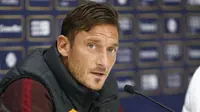 MEMELAS - Francesco Totti meminta AS Roma segera merampungkan transfer Edin Dzeko. (Sky Italia)