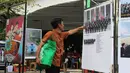 Pameran ini diselenggarakan dalam rangka memperingati satu tahun kepemimpinan Presiden Prabowo Subianto dan Wakil Presiden Gibran Rakabuming Raka. Tampak dalam foto, pengunjung menyaksikan karya foto jurnalistik dalam pameran Haluan Merah Putih Roadshow yang digelar di Selasar Kantin Taman Margasatwa Ragunan, Jakarta Selatan, Rabu (24/12/2025). (merdeka.com/magang/Rendi Saputra)