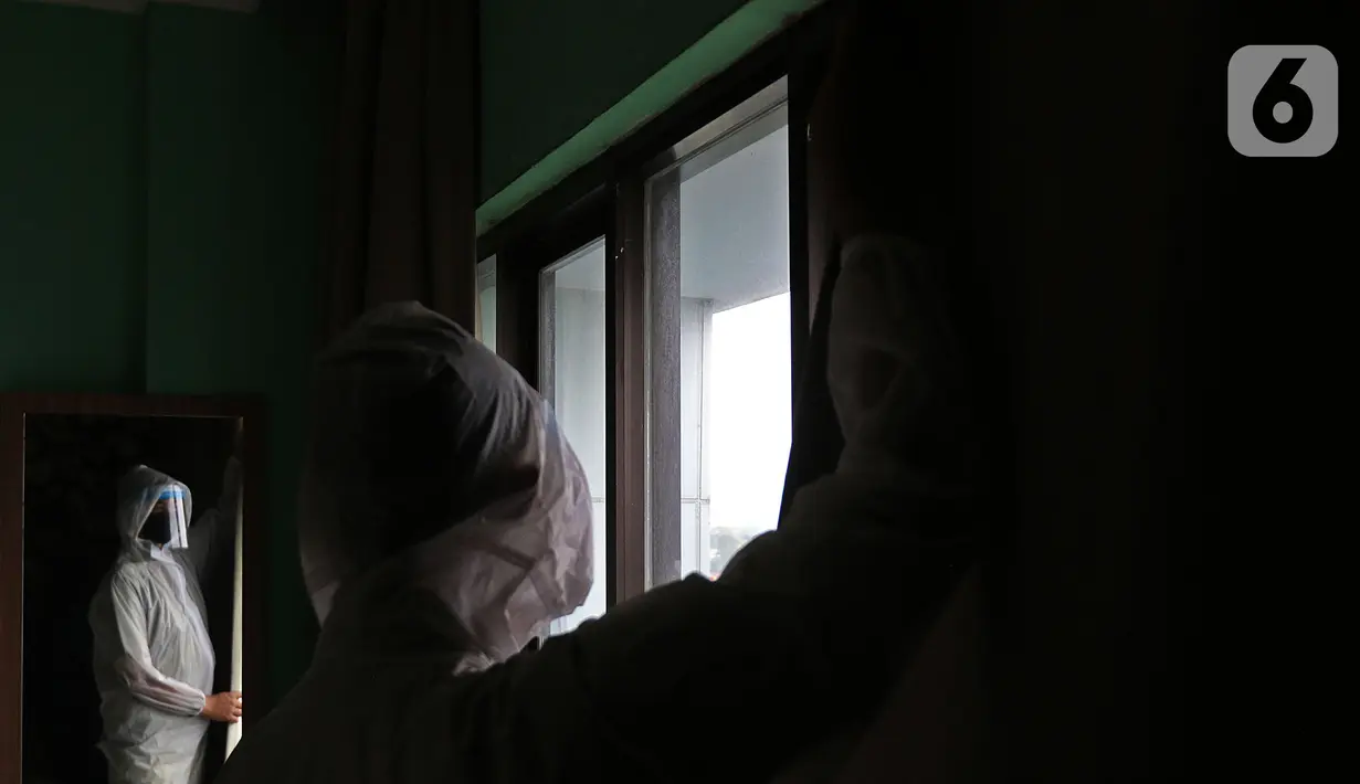 Pekerja menyemprotkan disinfektan di kamar hotel The Green Hotel di Bekasi, Jawa Barat, Kamis (24/9/2020). Hotel ini mengajukan untuk dijadikan tempat isolasi mandiri pasien Covid-19 ke pemkot Bekasi setelah mendapatkan rekomendasi dari PHRI. (Liputan6.com/Herman Zakharia)