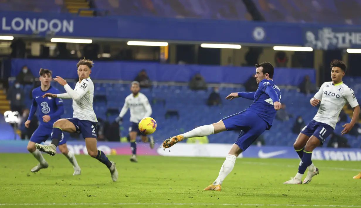 Bek Chelsea, Ben Chilwell menembak bola saat bertanding melawan Aston Villa pada pertandingan lanjutan Liga Inggris di Stamford Bridge, London, Selasa (29/12/2020). Sebelumnya, Chelsea juga baru dikalahkan Arsenal 1-3 di laga Boxing Day. (Richard Heathcote/Pool via AP)