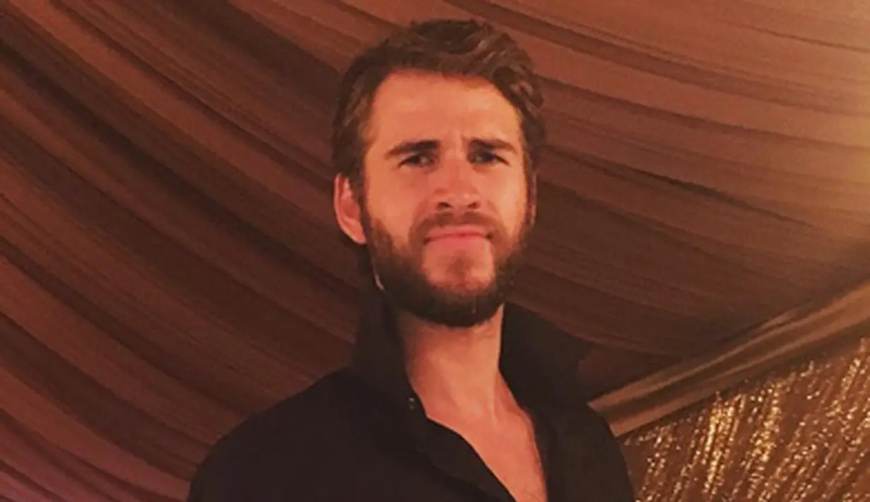 Ketika Miley tengah berada di Tannessee bersama keluarga besarnya, ternyata Liam Hemsworth juga sedang menikmati terik matahari bersama saudara laki-lakinya Luke Hemsworth di Malibu. (Instagram/mileycyrus)