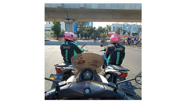 Momen Lucu Saat Pengendara Bertemu “Kembaran” Di Jalan Ini Bikin Ngakak