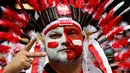 Seorang penggemar Polandia memberi isyarat di tribun sebelum pertandingan sepak bola Euro 2024 Grup D antara Polandia dan Belanda di Volksparkstadion, Hamburg pada 16 Juni 2024. (JOHN MACDOUGALL/AFP)