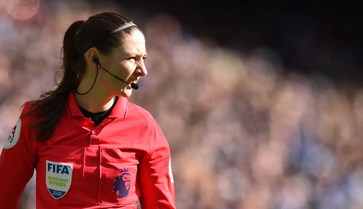Sian Massey-Ellis. Adalah wasit wanita Inggris pertama yang menjadi asisten wasit pertandingan sepakbola pria di Kompetisi Eropa, tepatnya dalam laga matcday ke-3 Lia Europa 2019/2020 antara PSV Eindhoven melawan LASK Linz. (AFP/Glyn Kirk)