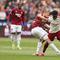 Pemain West Ham United, Tomas Soucek (kiri), berebut bola dengan pemain Arsenal, Bukayo Saka, dalam pertandingan Liga Inggris di London Stadium, Inggris, Minggu (10/5/2026) malam WIB. (AP Photo/Ian Walton)