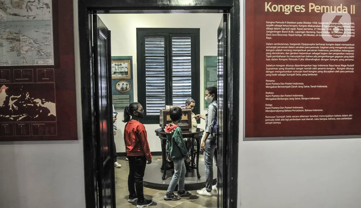 Anak-anak melihat salah satu koleksi sejarah di Museum Sumpah Pemuda, Jakarta, Rabu (28/10/2020). Libur cuti bersama dimanfaatkan untuk mengajak anak-anak mengenal sejarah lahirnya Sumpah Pemuda sebagai bentuk edukasi agar memahami jejak perjuangan pahlawan sejak dini. (merdeka.com/Iqbal Nugroho)