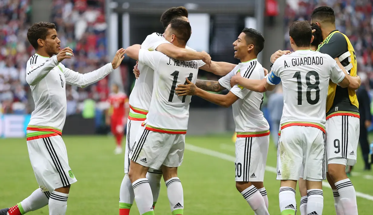 Para pemain Meksiko merayakan kemenangan atas Rusia pada laga Grup A Piala Konfederasi 2017 di Kazan Arena, Kazan, Sabtu (24/6/2017). Rusia kalah 1-2 dari Meksiko.  (EPA/Tolga Bozoglu)