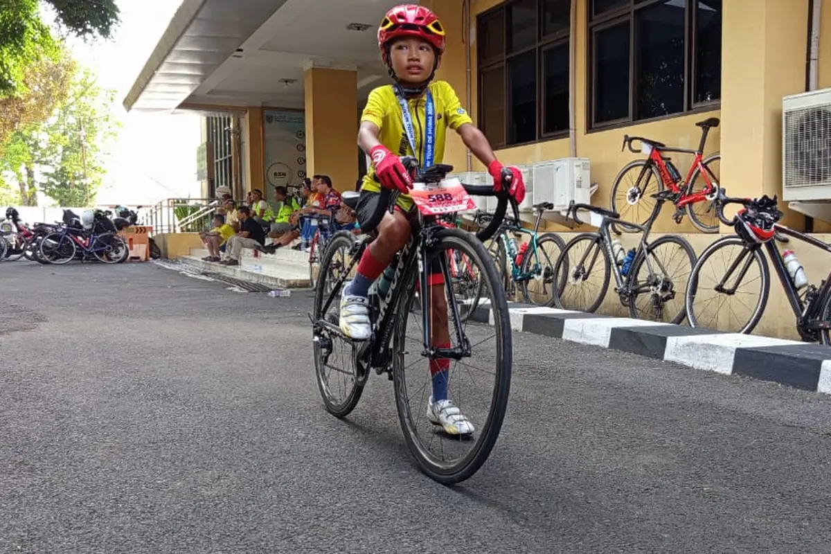 Ratusan kilometer rute yang melintasi Kabupaten Kudus, Pati, Blora dan Grobogan, berhasil dilibas oleh kayuhan pedal Aan hingga garis finish. (Liputan6.com/Arief Pramono)