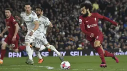 Pemain Liverpool, Mohamed Salah menggiring bola saat laga pekan ke-31 Liga Inggris 2022/2023 di Elland Road, Leeds, Selasa (18/04/2023). The Reds menang dengan skor 6-1. (AP Photo/Rui Vieira)