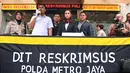 Kanit V Cyber Crime Kompol James Hutajulu bersama Nafa Urbach memberi keterangan kepada awak media terkait kasus pedolfilia anak Nafa Urbach di Polda Metro Jaya, Jakarta, Selasa (10/10). (Liputan6.com/Helmi Afandi)