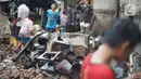 Warga membersihkan puing sisa kebakaran di kawasan padat penduduk di Jalan Kebon Jeruk 4, RT 004 RW 06, Kelurahan Maphar, Kecamatan Taman Sari, Jakarta, Jumat (7/2/2020). Sebanyak 29 unit mobil dikerahkan untuk melakukan pemadaman yang terjadi pada Kamis (6/2) malam. (Liputan6.com/Immanuel Antonius)