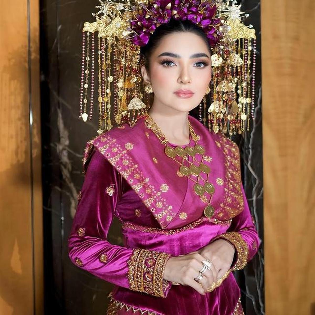 9 Potret Ashanty Pakai Baju Adat Palembang dengan Detail Mewah, Auranya Elegan