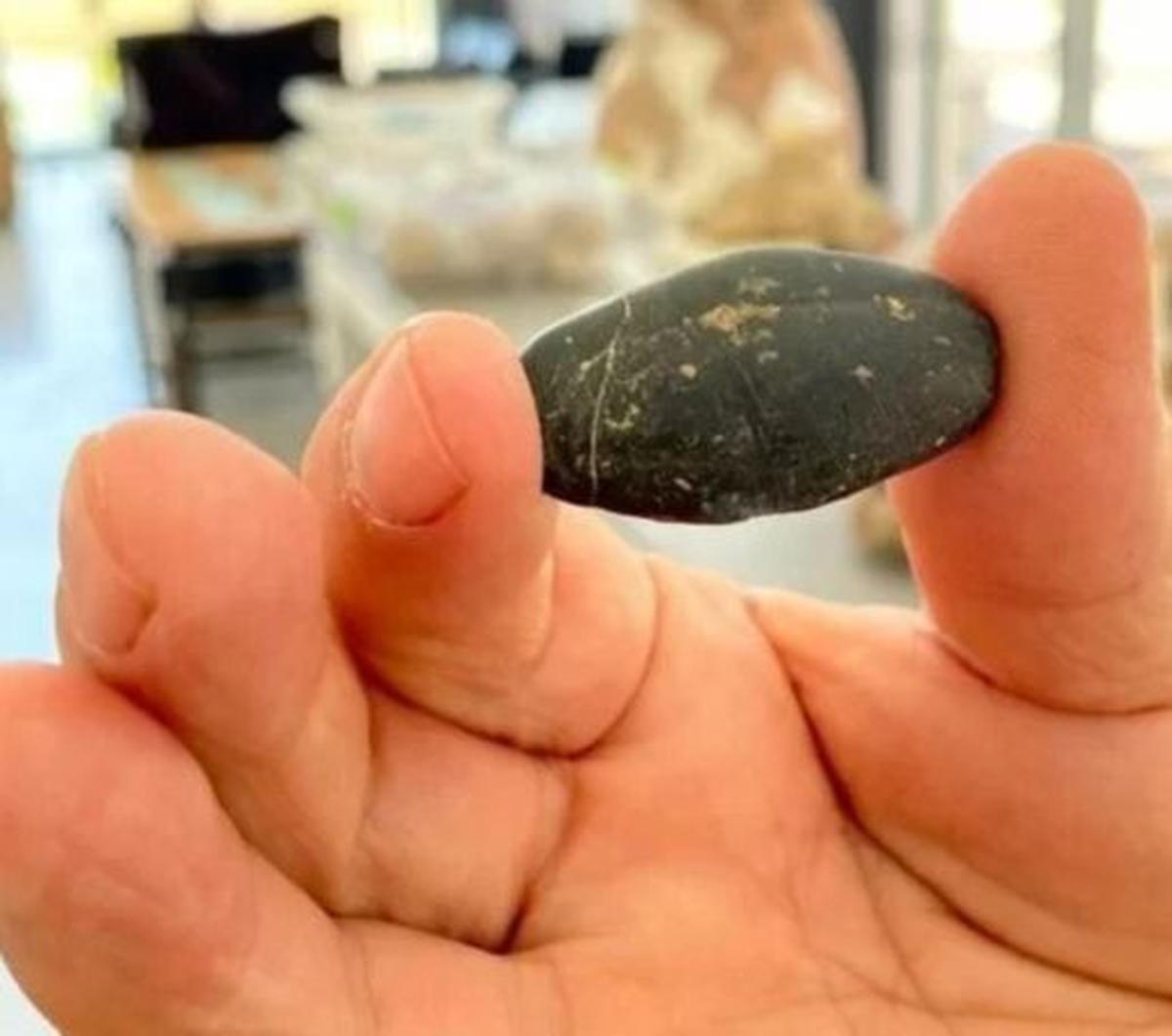 Batu ini memiliki bentuk segiempat dan menarik karena bahan dasarnya yaitu hematit hitam, yang telah didata hingga usianya mencapai 8 ribu tahun.
