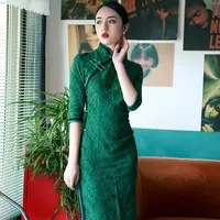 Memilih Cheongsam. (Foto: instagram/ cozyladywear)