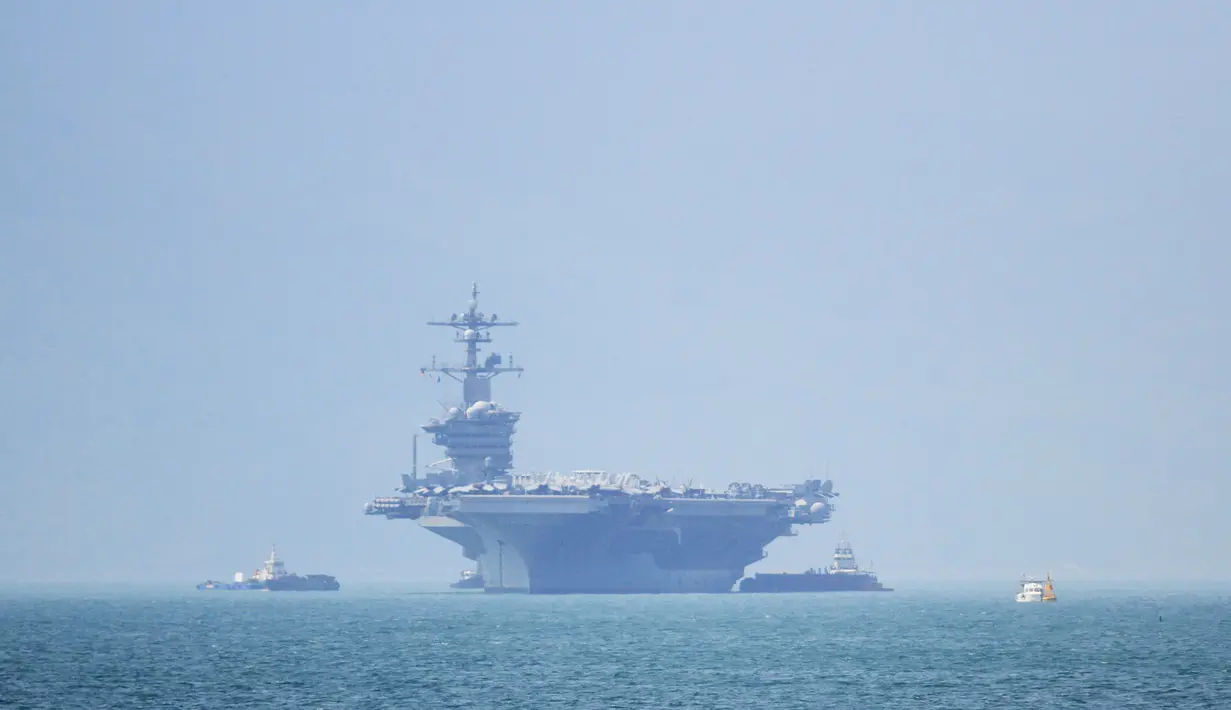 Sebuah kapal induk Amerika Serikat, USS Carl Vinson merapat ke pelabuhan Danang, Vietnam, Senin (5/3). Ini menjadi kunjungan kapal induk Angkatan Laut (AL) AS pertama ke Vietnam dalam 40 tahun sejak akhir Perang Vietnam. (CHAN NHU / AFP)