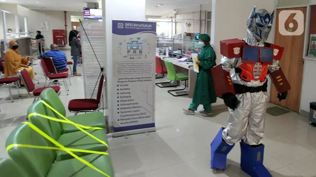 FOTO: Unik, Dokter Ini Pakai APD ala Transformer Saat Layani Pasien