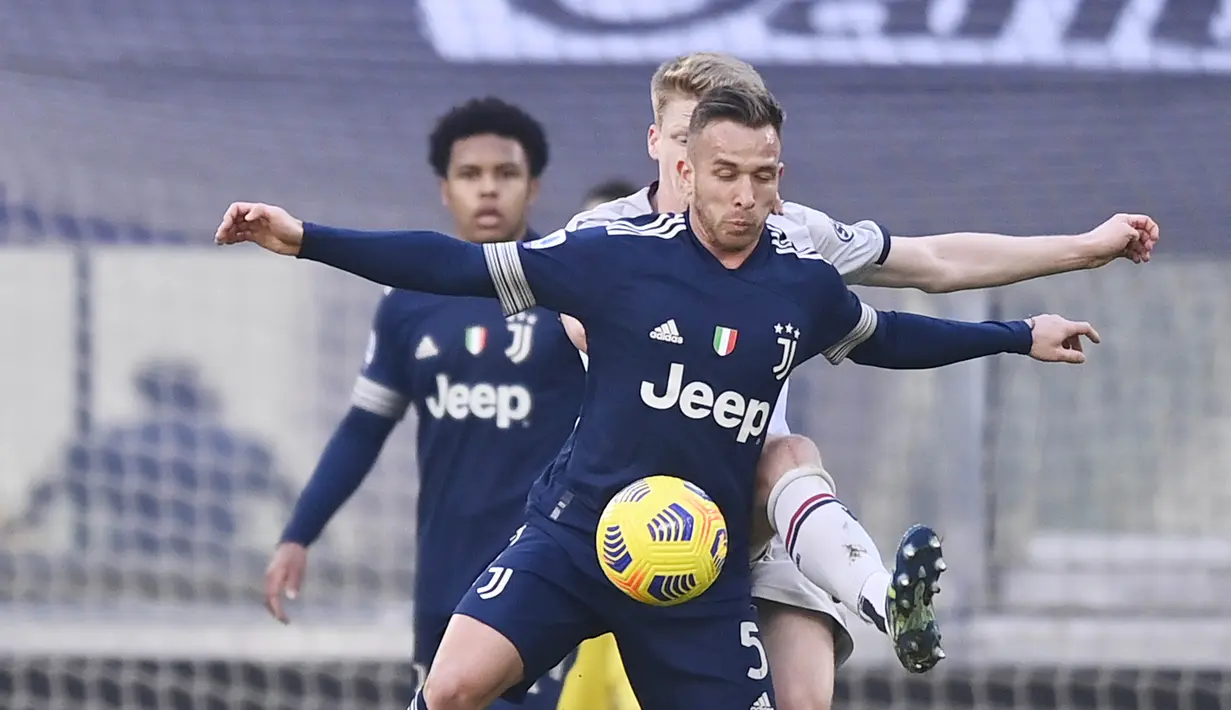 Pemain Juventus, Arthur berusaha melewati hadangan pemain Bologna dalam laga lanjutan Liga Italia di Stadion Allianz, Turin, Minggu (24/1/2021). (Foto: LaPresse via AP/Fabio Ferrari)