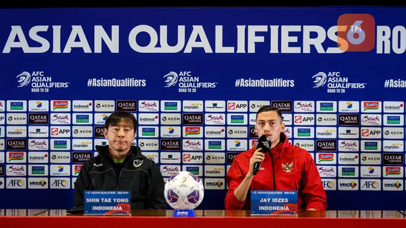 <p>Pemain Timnas Indonesia, Jay Idzes memberikan keterangan di samping pelatih Shin Tae-yong saat konferensi pers menjelang laga lanjutan putaran ketiga Kualifikasi Piala Dunia 2026 melawan Jepang di Stadion Utama Gelora Bung Karno (SUGBK), Senayan, Jakarta, Kamis (14/11/2024). (Bola.com/Bagaskara Lazuardi)</p>