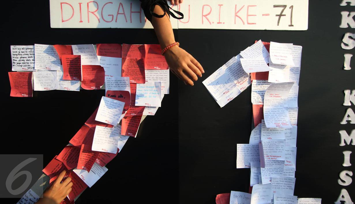 Tulisan berisi pesan-pesan para aktivis saat aksi Kamisan ke-455 di depan Istana Negara, Jakarta (18/8). Peringatan 71 tahun Kemerdekaan RI, aktivis berharap agar pemerintah menyelesaikan kasus HAM. (Liputan6.com/Immanuel Antonius)