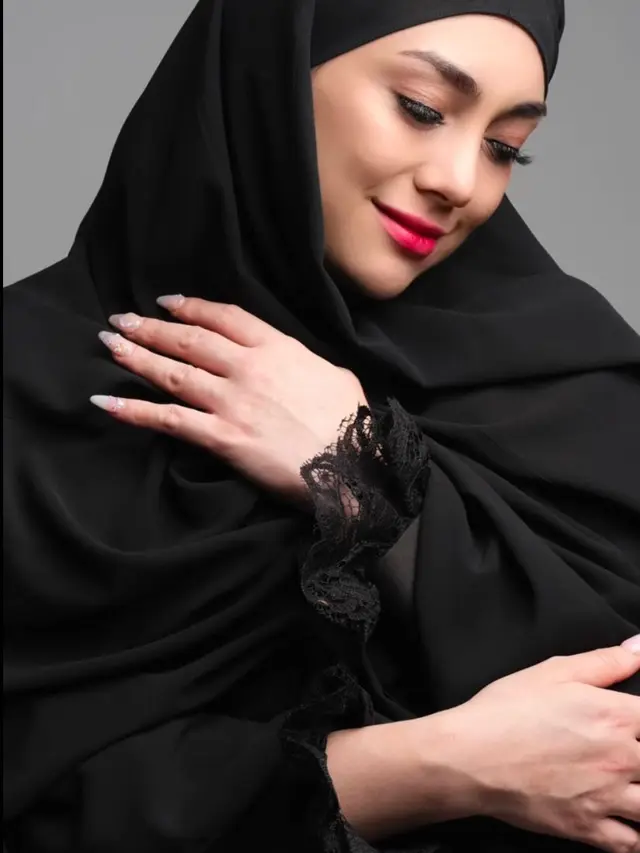 7 Potret Tampilan Celine Evangelista dalam Balutan Hijab Hitam di Pemotretan Terbaru, Tuai Pujian