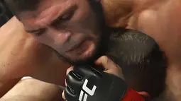 Khabib Nurmagomedov saat mengunci Dustin Poirier dalam pertarungan UFC 242 di Mal Yas di Abu Dhabi, Uni Emirat Arab (7/9/2019). Kemenangan atas Dustin sudah diprediksi oleh kebangakan orang. (AP Photo/ Mahmoud Khaled)