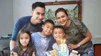 Donna Agnesia dan Darius Sinathrya bersama anak-anaknya (Instagram/@dagnesia)