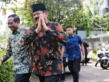 Mantan Menteri Koordinator Bidang Politik, Hukum, dan Keamanan (Menko Polhukam) Mahfud Md (kiri) menyambut kehadiran Menko Polhukam Hadi Tjahjanto di Jakarta, Kamis (22/2/2024). (Liputan6.com/Angga Yuniar)