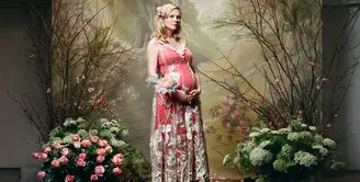 Bulan Desember lalu, sebuah rumor tersebar mengenai kehamilan Kirsten Dunst. Namun kabar tersebut tak juga dikonfimasi. (AUTUMN DE WILDE)