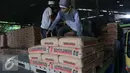 Pekerja tengah menata tumpukan sak semen di Jakarta, Rabu (12/10). Penjualan semen pada September 2016 turun 3,3% menjadi 5,64 juta ton dibanding bulan September tahun lalu. (Liputan6.com/Angga Yuniar)