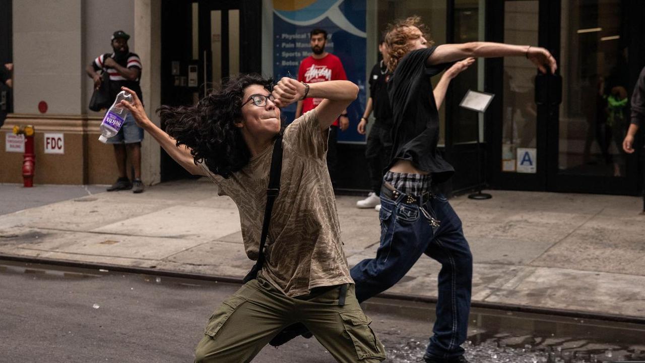 Kekacauan terjadi ketika ribuan orang menyerbu kawasan Union Square dan sekitarnya.