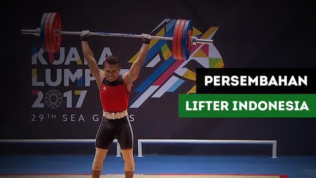 Berita video lifter Indonesia di SEA Games 2017,Deni, memperlihatkan sabuk yang bertuliskan nama kedua buah hatinya.