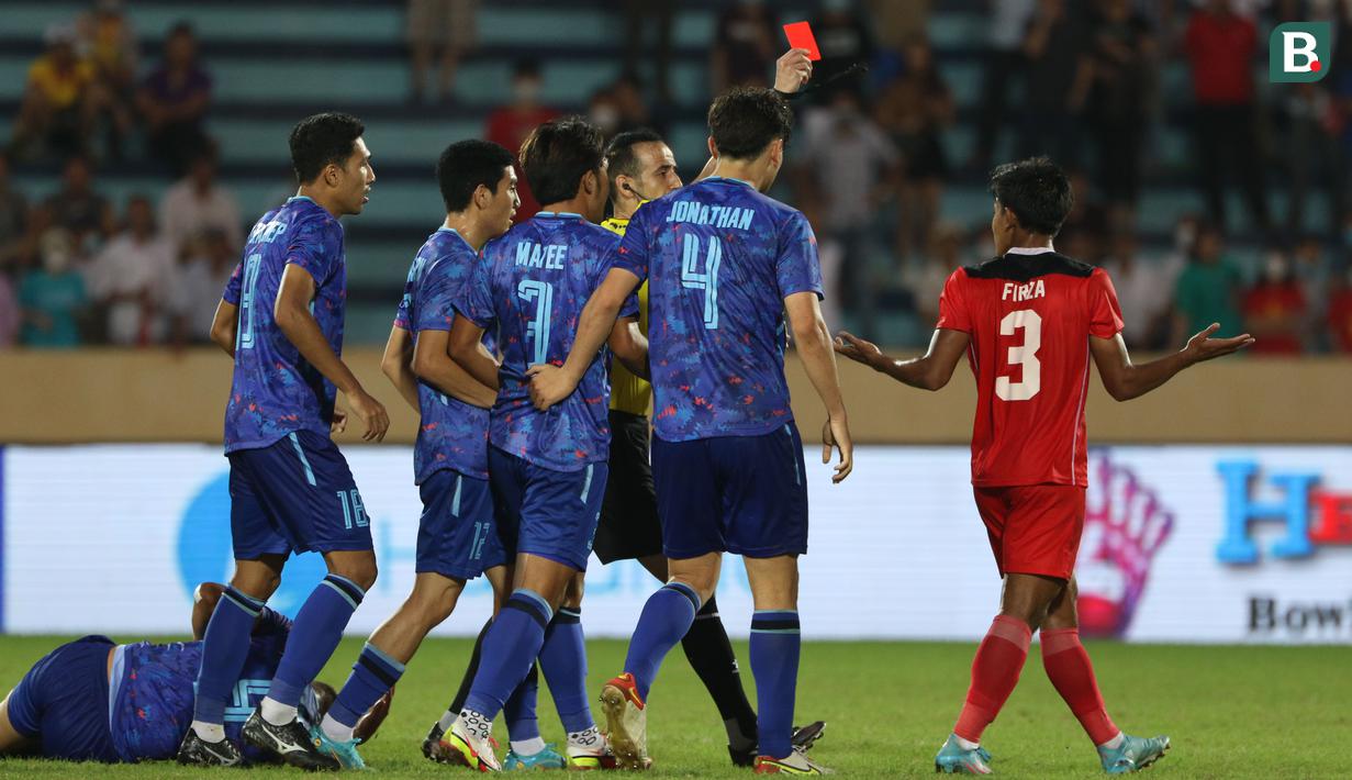 <p>Ketegangan tersebut bermula usai Firza Andika yang mendapatkan kartu merah usai dianggap melakukan pelanggaran berbahaya. Padahal, Garuda Muda sebelumnya unggul jumlah pemain setelah William Weidersjo diganjar kartu kuning kedua. (Bola.com/Ikhwan Yanuar Harun)</p>