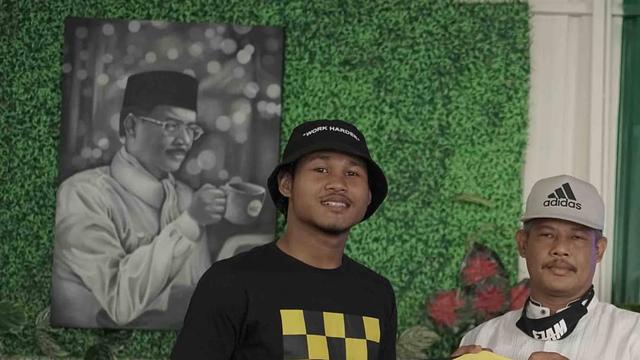 Bagus Kahfi dengan jersey Barito Putera.